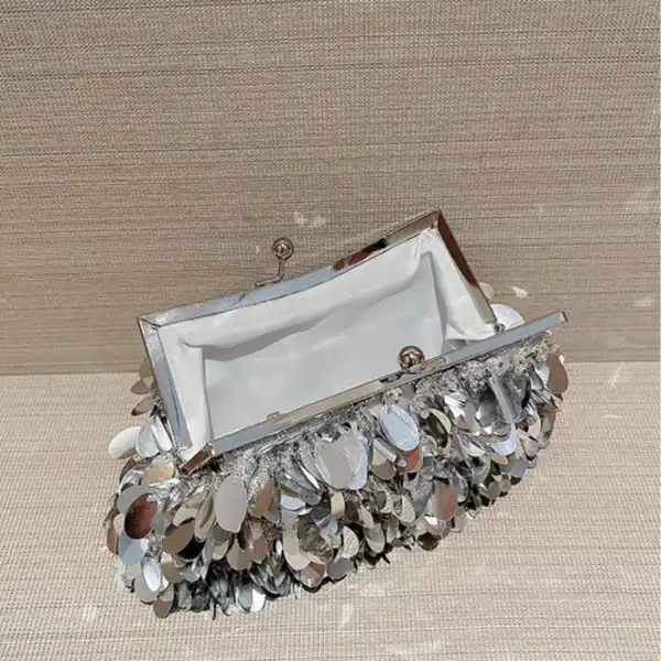Silver paljettclutch med speglar och metalliskt design.