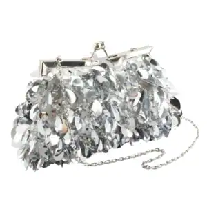 Silver paljettclutch med glittrande paljetter och kedja.