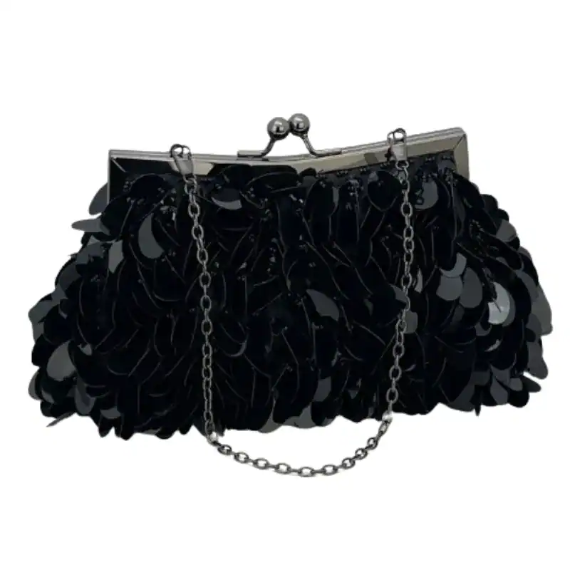 Svart silverpläterad clutch med pärlor och kedja, perfekt för festliga tillfällen.