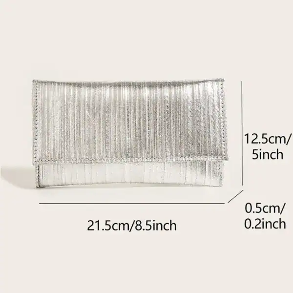 Silver plisserad clutch med mått 21,5x12,5 cm.