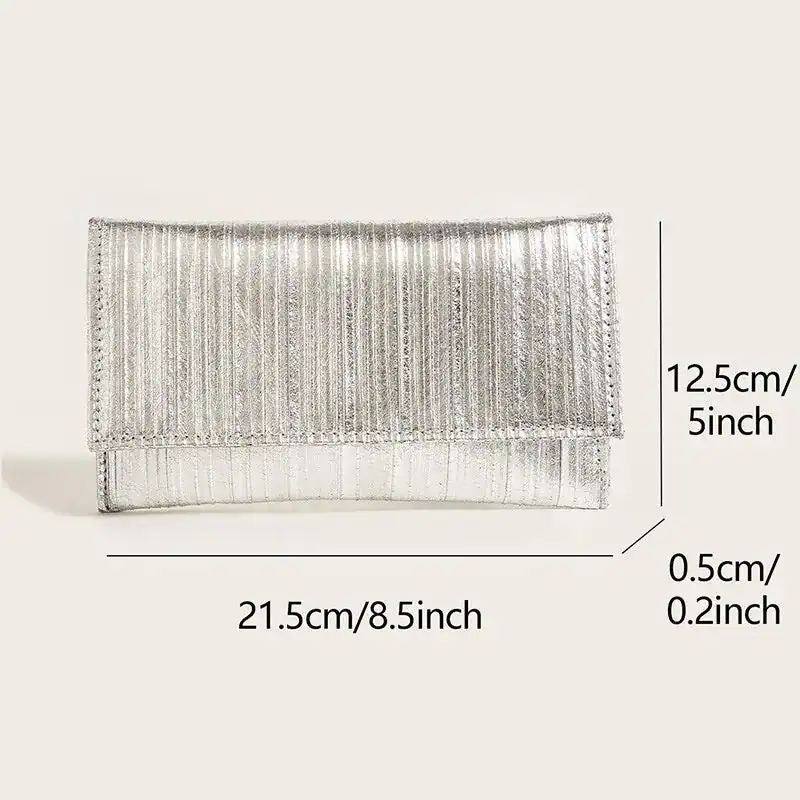 Silver plisserad clutch med mått 21,5x12,5 cm.