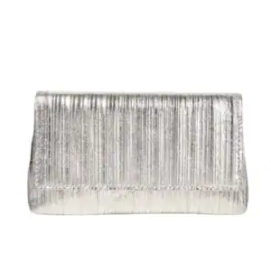 Silver plisserad clutch med glittrande yta och elegant design.