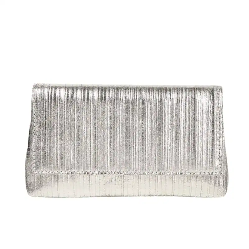 Silver plisserad clutch med glittrande yta och elegant design.