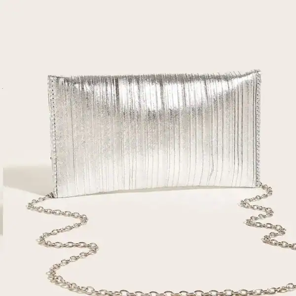 Silver plisserad clutch med kedja, perfekt för fest och kvällsarrangemang.