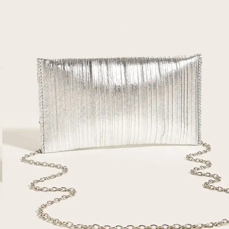 Silver plisserad clutch med kedja, perfekt för fest och kvällsarrangemang.