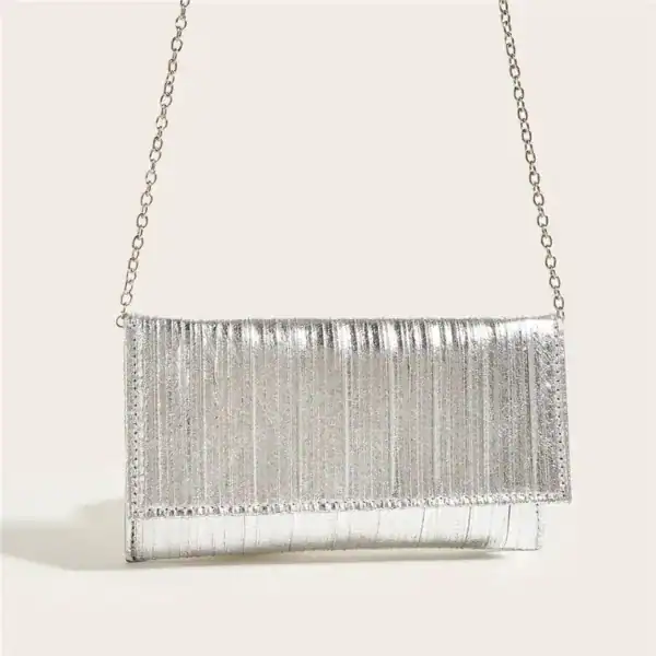 Silver plisserad clutch med kedjehandtag, perfekt för kvällsklänning och fest.