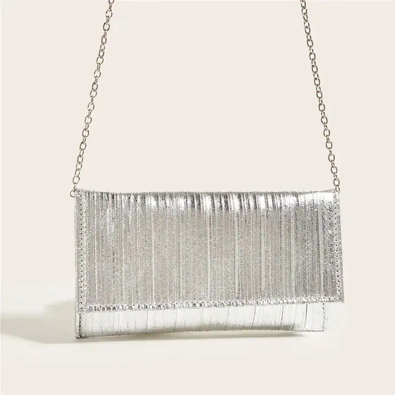 Silver plisserad clutch med kedjehandtag, perfekt för kvällsklänning och fest.