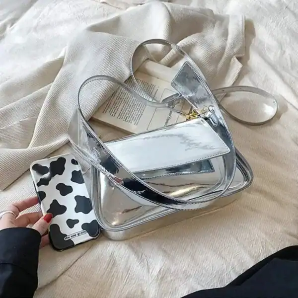 Silverväska med genomskinlig design och metallisk finish, perfekt för trendig stil.