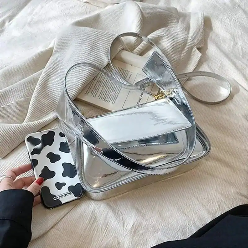 Silverväska med genomskinlig design och metallisk finish, perfekt för trendig stil.