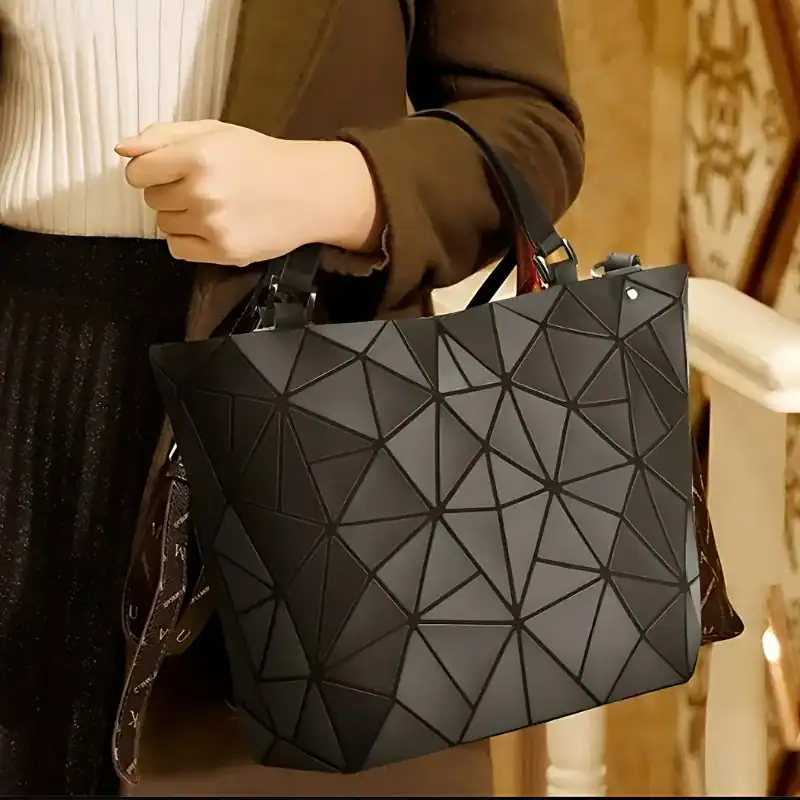 Silvrig geometrisk väska med polyedrisk design, ideal för modebevissade kvinnor.