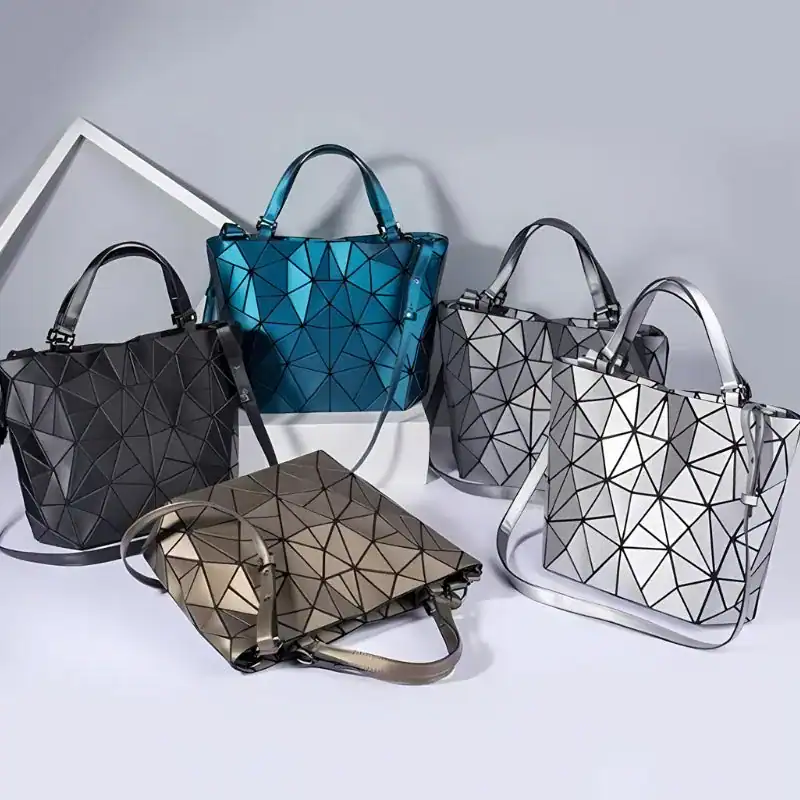 Silvrig geometrisk väska i olika färger, modern design med triangulär struktur.
