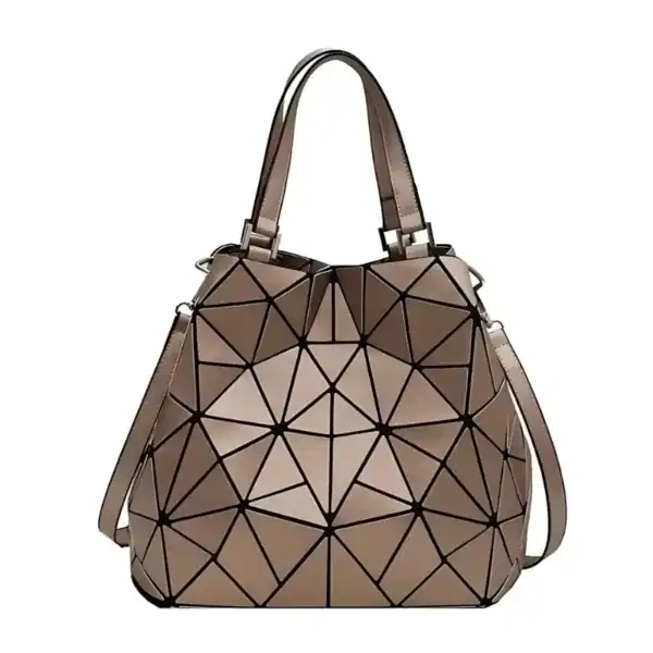 Silvrig geometrisk väska med trekantig design och axelrem.
