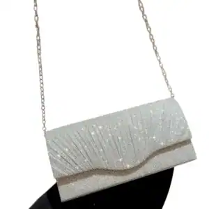 Silvrig glitterclutch med kedja, perfekt för festliga tillfällen.