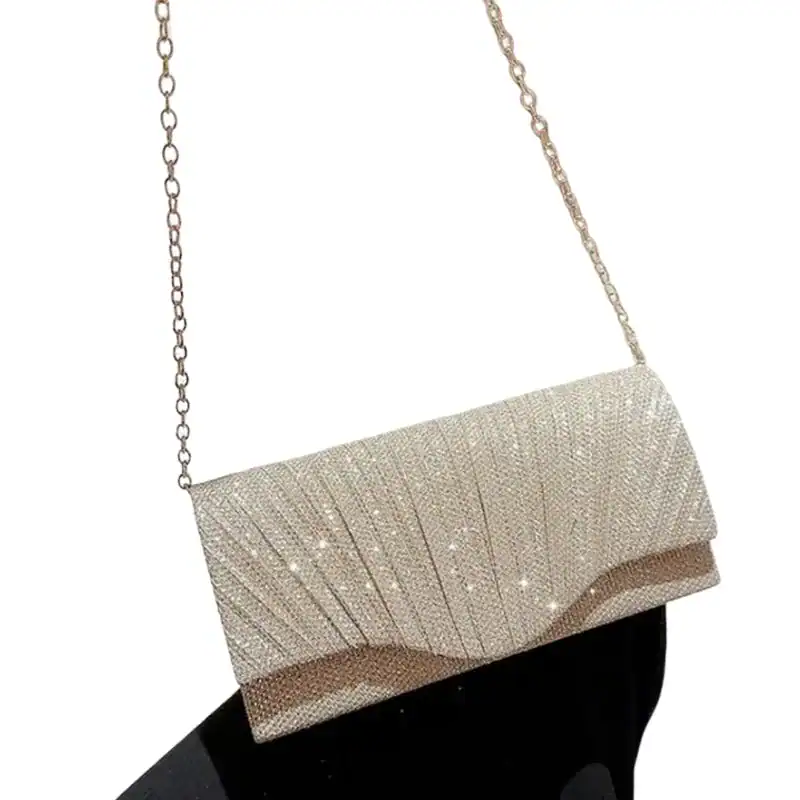 Silvrig glitterclutch med kedja och strass, perfekt för festliga tillfällen.