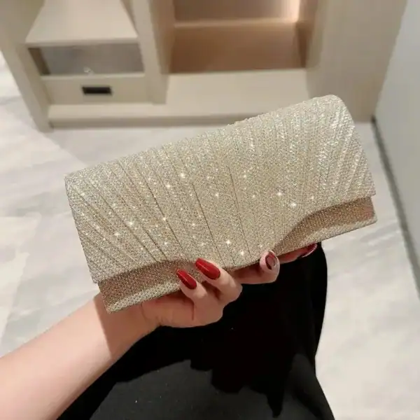Silvrig glitterclutch med glittrande detaljer, perfekt för festliga tillfällen.