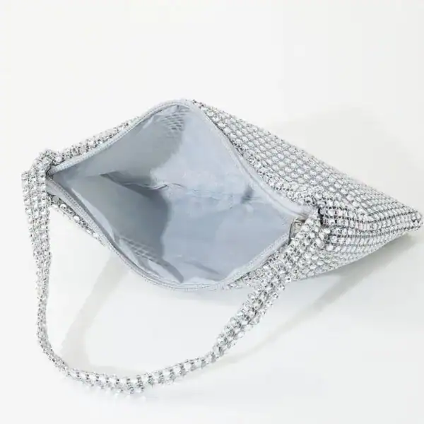 Silvrig kuvertväska med strass och kedjehantering, perfekt för festliga tillfällen.