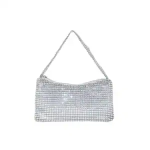 Silvrig kuvertväska med strass och kedjehantering.