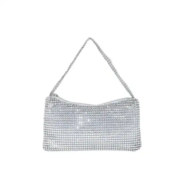 Silvrig kuvertväska med strass och kedjehantering.