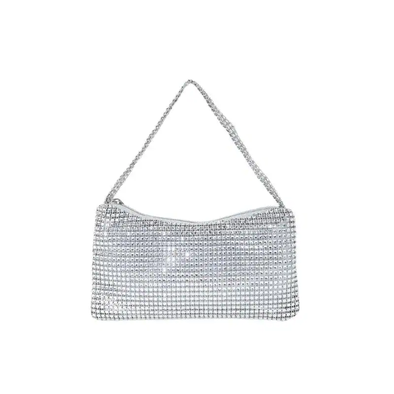 Silvrig kuvertväska med strass och kedjehantering.
