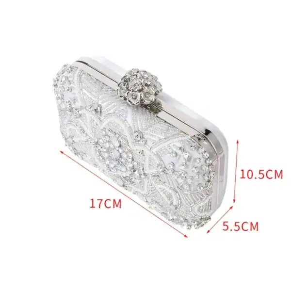 Silvrig pärlclutch med kristallbesättning och eleganta mått 17x10,5x5,5 cm.