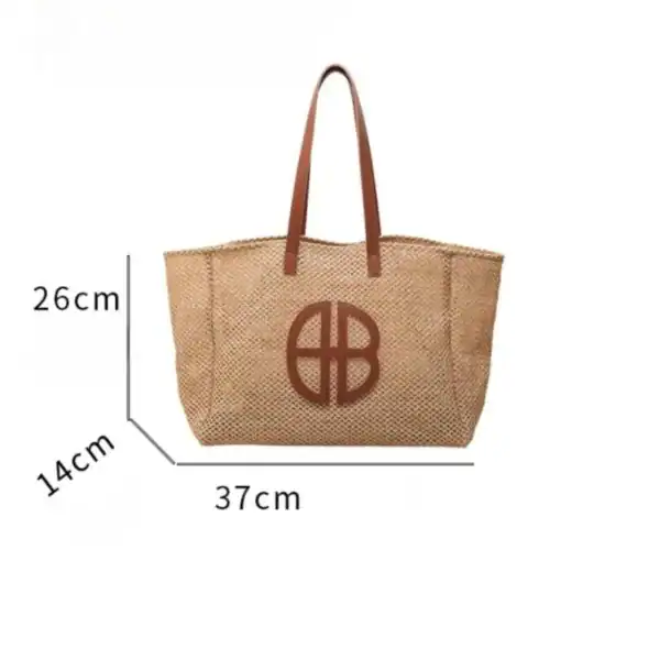 Stor flätad strandväska med läderhandtag och monogram, 37x26x14 cm.