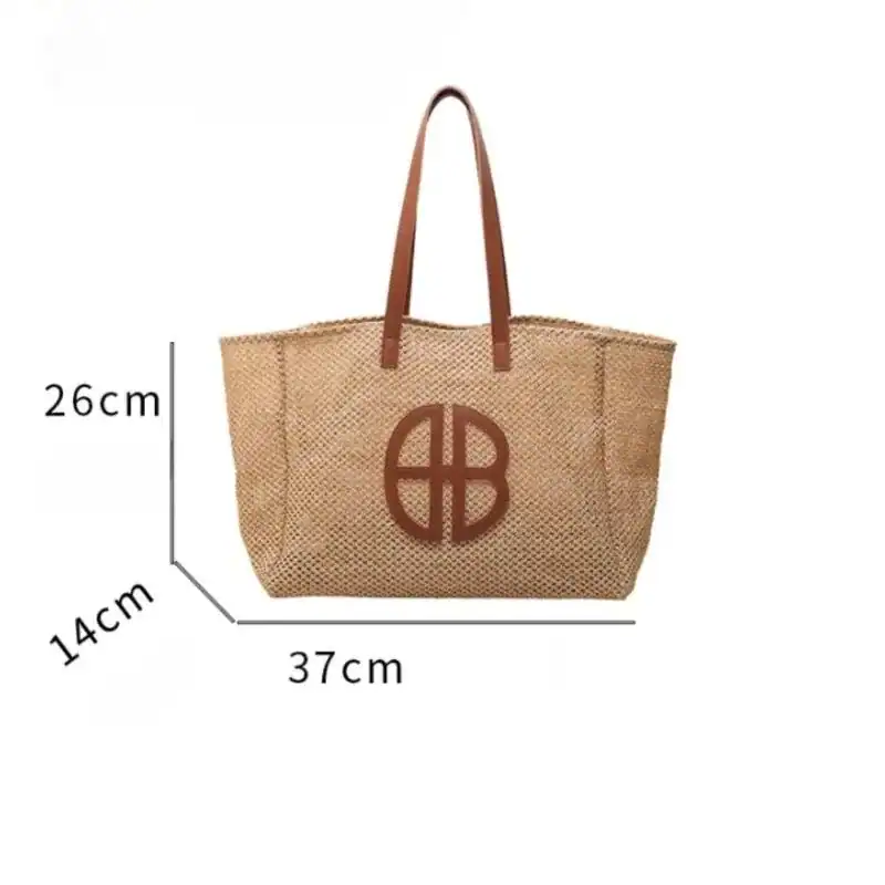 Stor flätad strandväska med läderhandtag och monogram, 37x26x14 cm.