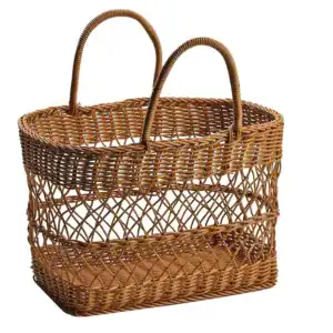 Stor korgväska i röd väv, ideal för shopping och strand.