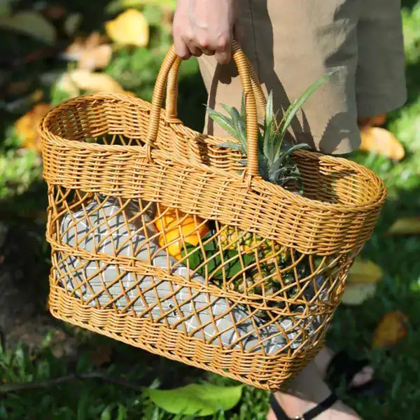 Stor korgväska i rattan med frukt och blommor, perfekt för dagliga utflykter.