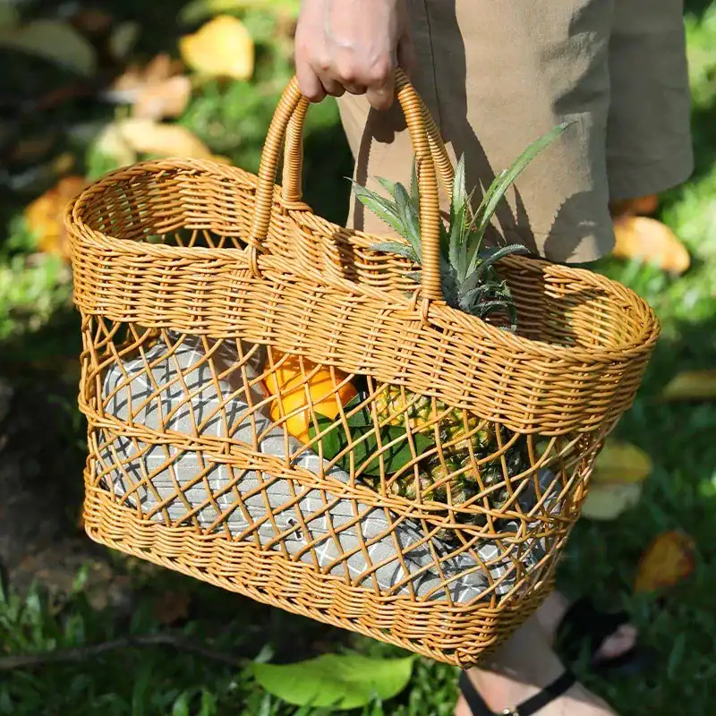 Stor korgväska i rattan med frukt och blommor, perfekt för dagliga utflykter.
