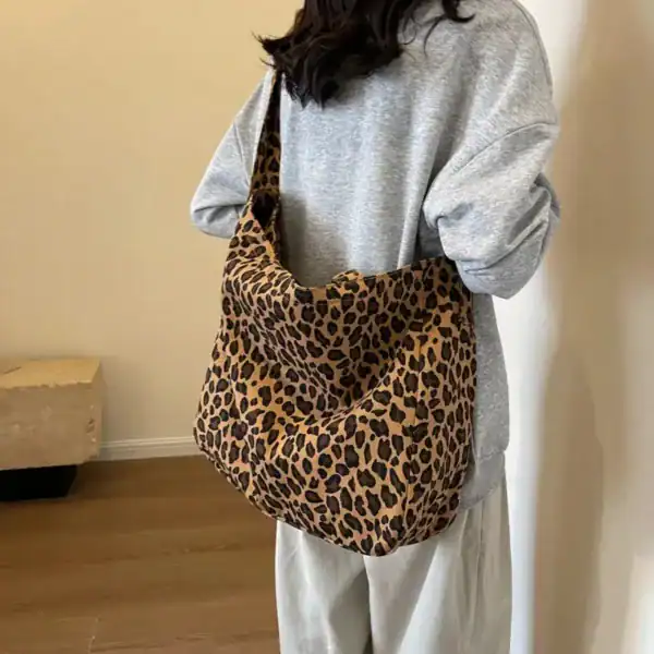 Stor leopard shoppingväska i leopardmönster, bära på axeln eller i handen.