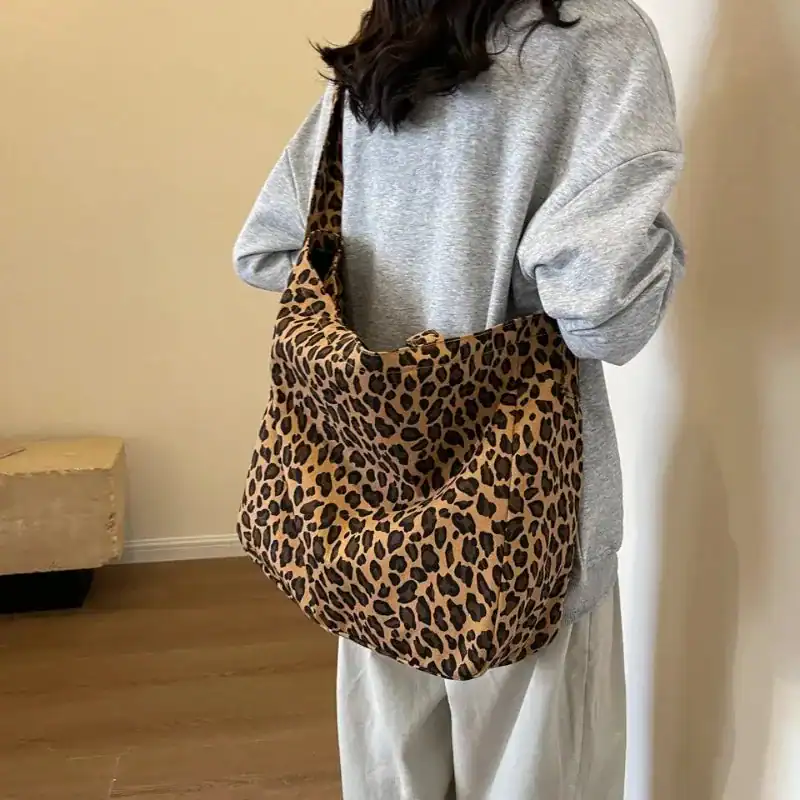Stor leopard shoppingväska i leopardmönster, bära på axeln eller i handen.