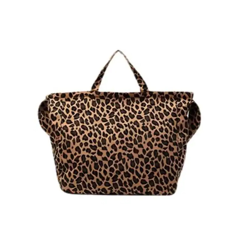 Stor leopard shoppingväska med handtag och praktisk design.