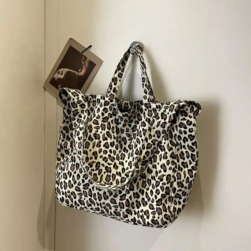 Stor leopard mönstrad väska hängande på vägg.
