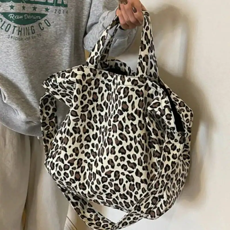 Stor leopard mönstrad axelväska med handtag, trendig och praktisk för vardag.