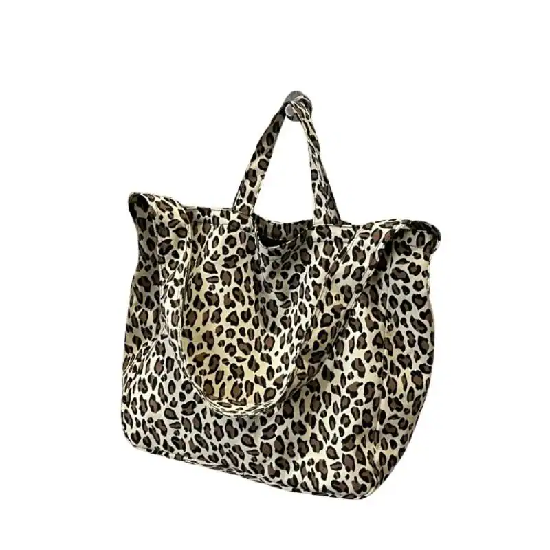 Stor leopard väska med tyg och handtag, trendig axelväska för kvinnor.