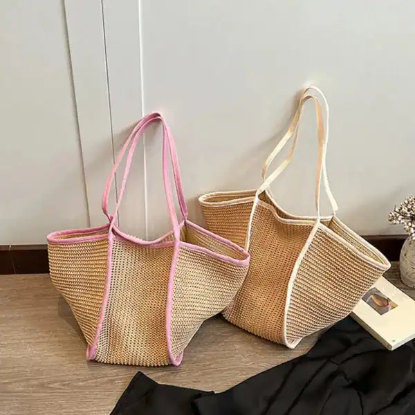 Stor strandväska i röd och beige, lätt och stilfull för sommar.