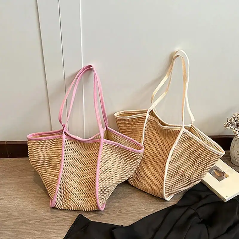Stor strandväska i röd och beige, lätt och stilfull för sommar.
