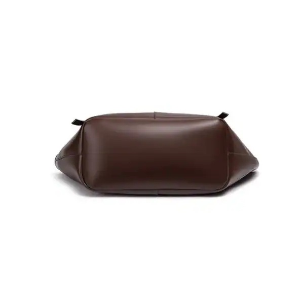 Stor damväskas baksida i mörkbrun läder, elegant design för vardag och affär.