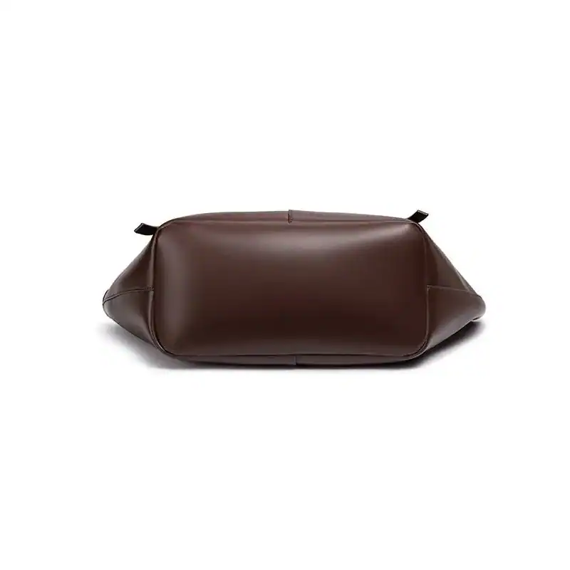 Stor damväskas baksida i mörkbrun läder, elegant design för vardag och affär.