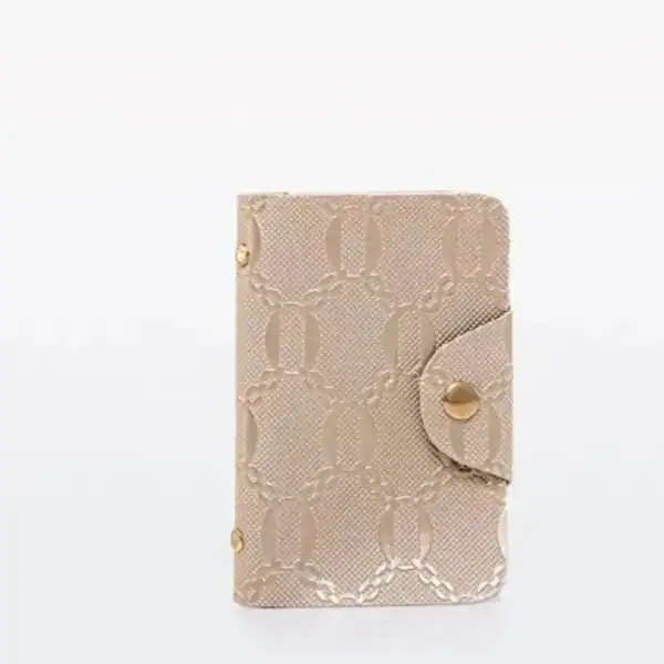 Stor handväska i beige med guldtonad detalj och mönster.