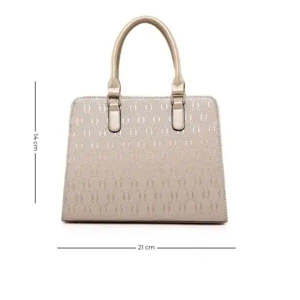 Stor handväska i beige med mönster, 21 cm bred och 14 cm hög.