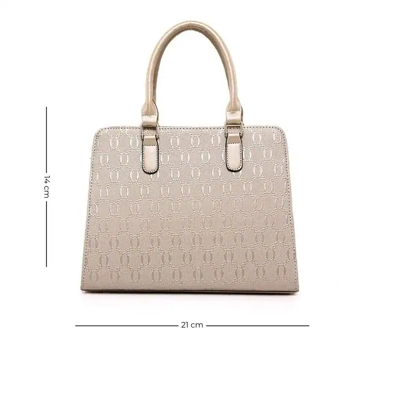 Stor handväska i beige med mönster, 21 cm bred och 14 cm hög.
