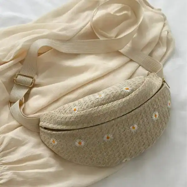 Stråmidjeväska med kamomillmotiv, beige färg, lätt och trendig axelväska.