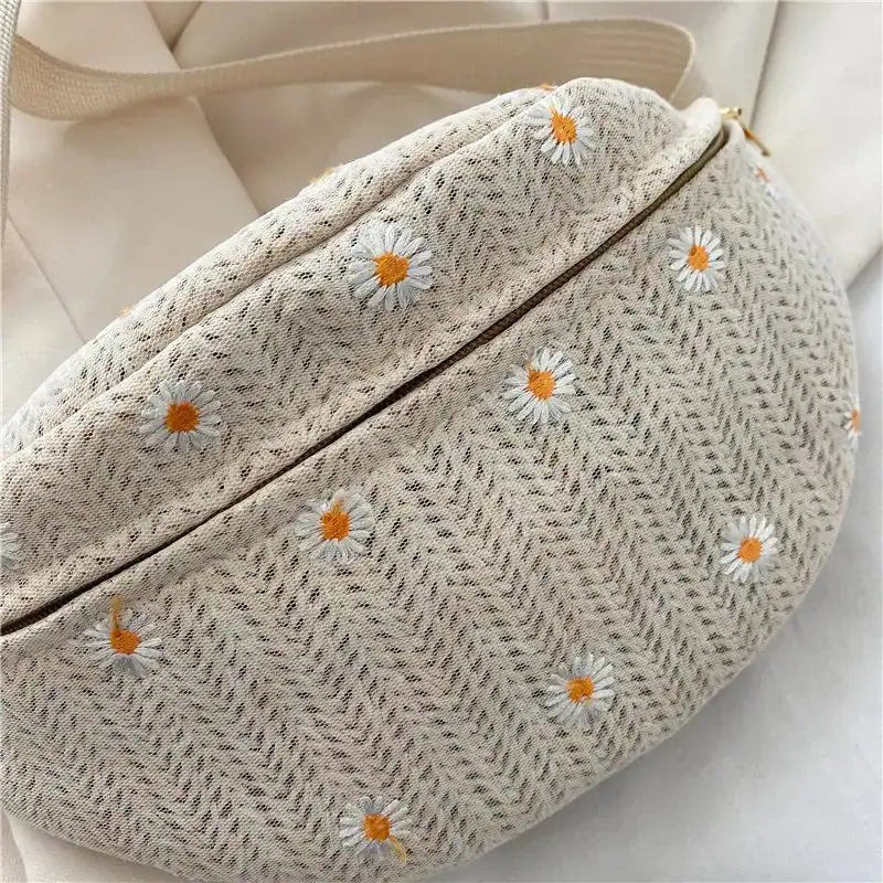Stråmidjeväska med broderad kamomillmönster, beige färg, axelväska för kvinnor.