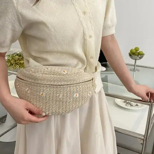 Stråmidjeväska med daisy-mönster, beige färg, bärtas på midjan.