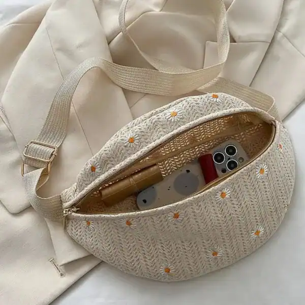 Stråmidjeväska med detalj, beige färg, ideal för daglig användning och utomhusaktiviteter.