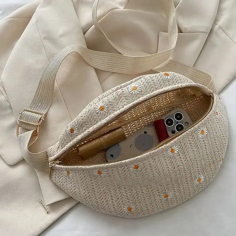 Stråmidjeväska med detalj, beige färg, ideal för daglig användning och utomhusaktiviteter.