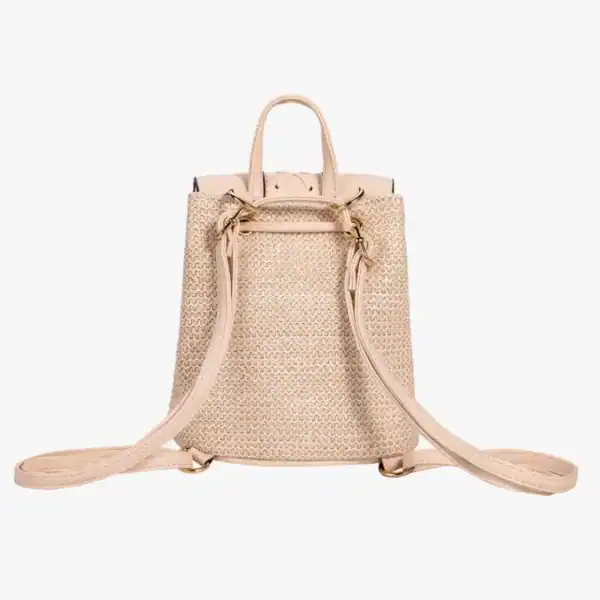 Stråryggsäck med tofs, beige färg, lätt och stilfull för sommar.