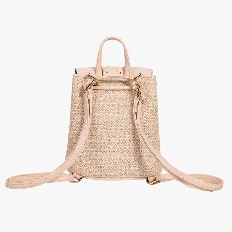 Stråryggsäck med tofs, beige färg, lätt och stilfull för sommar.