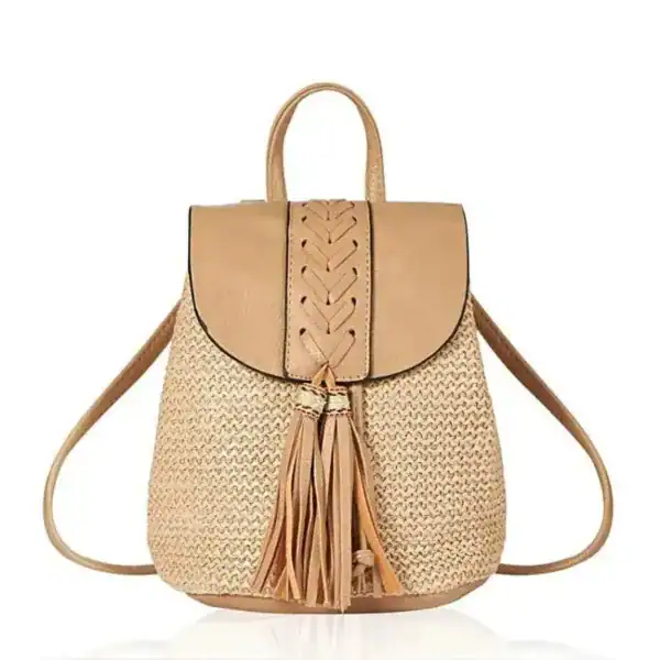 Stråryggsäck med tofs, beige färg, läder detaljer och hängande tassar.